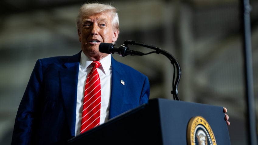 Trump diz que vai usar lucro do tarifaço para dar auxílio de US$ 2.000 aos mais pobres