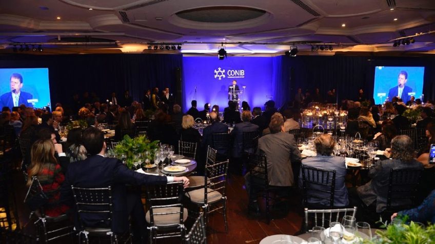 Governadores pregam “fim de tempos sombrios” em jantar da Conib