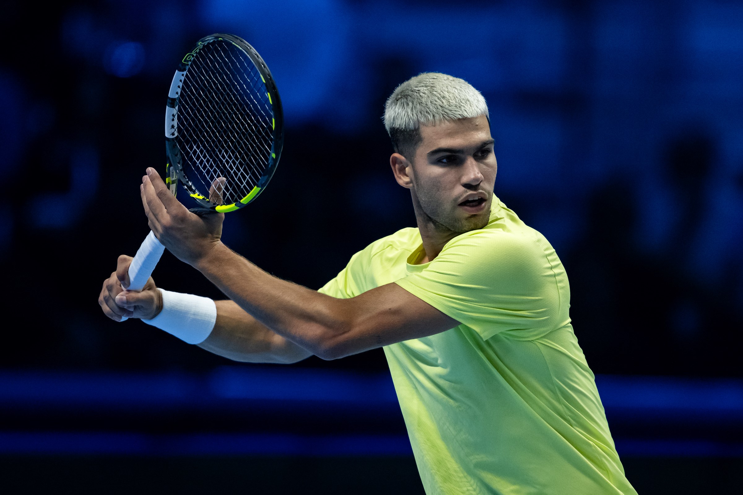 Alcaraz vence em estreia no ATP Finals e recupera posto de número 1