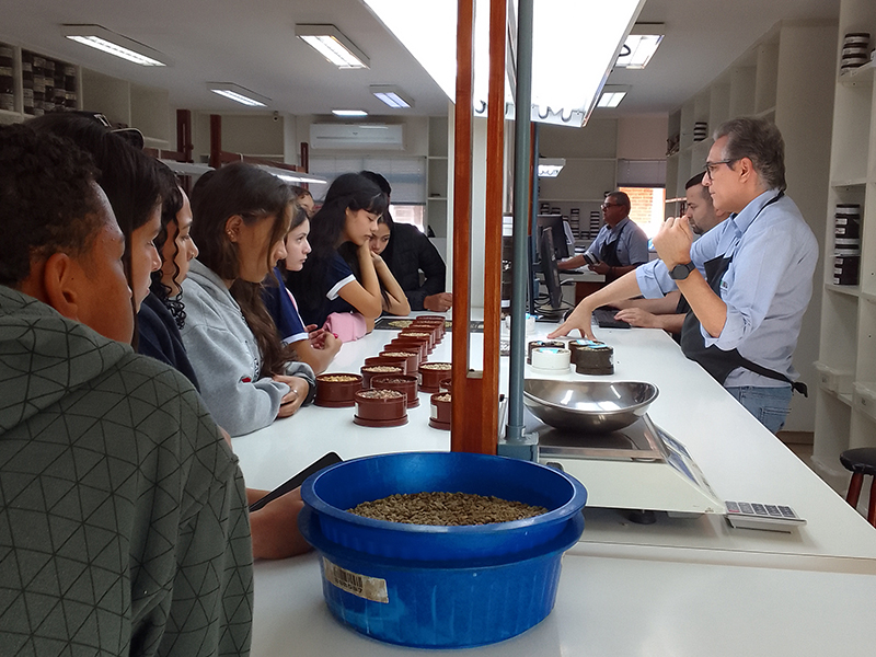 “Vivenciando a Prática: Café” conecta estudantes à cadeia exportadora do produto