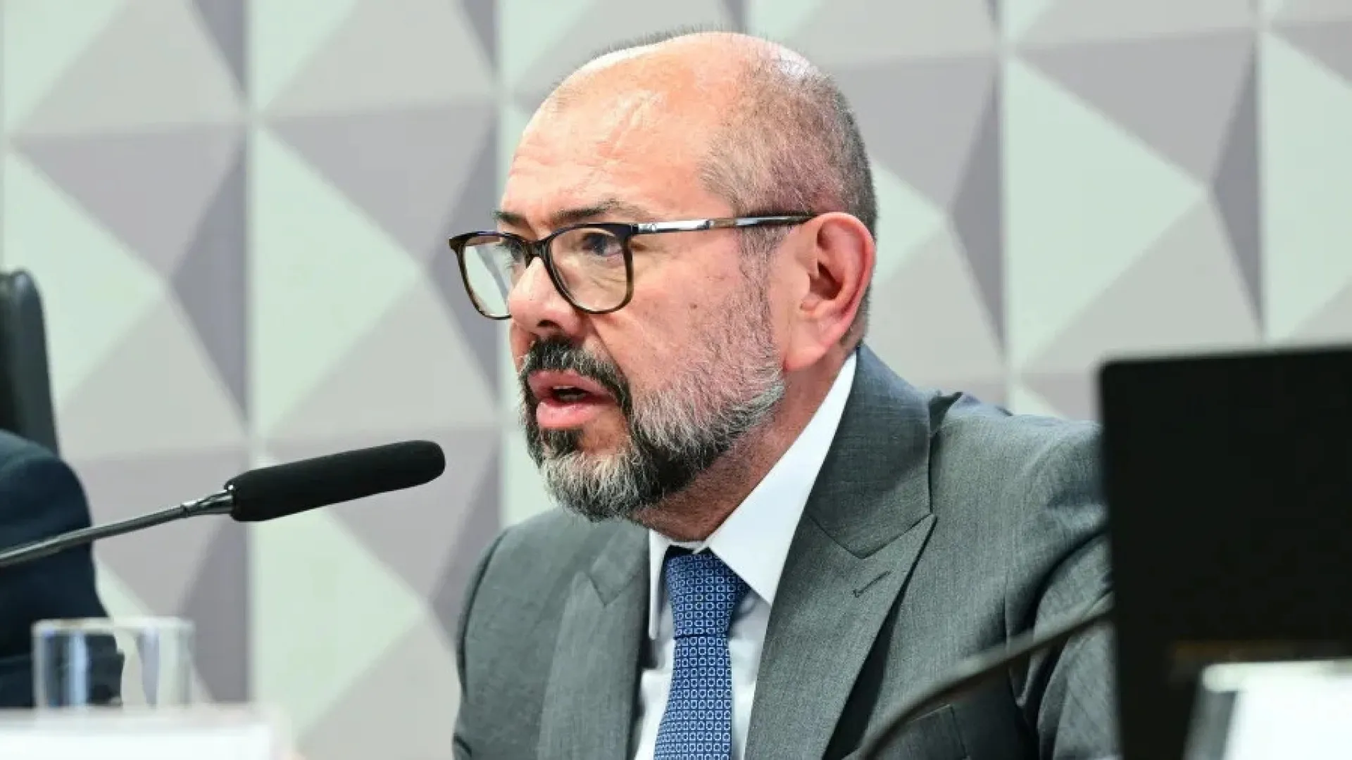 PF aponta ex-ministro de Bolsonaro como pilar institucional de desvios