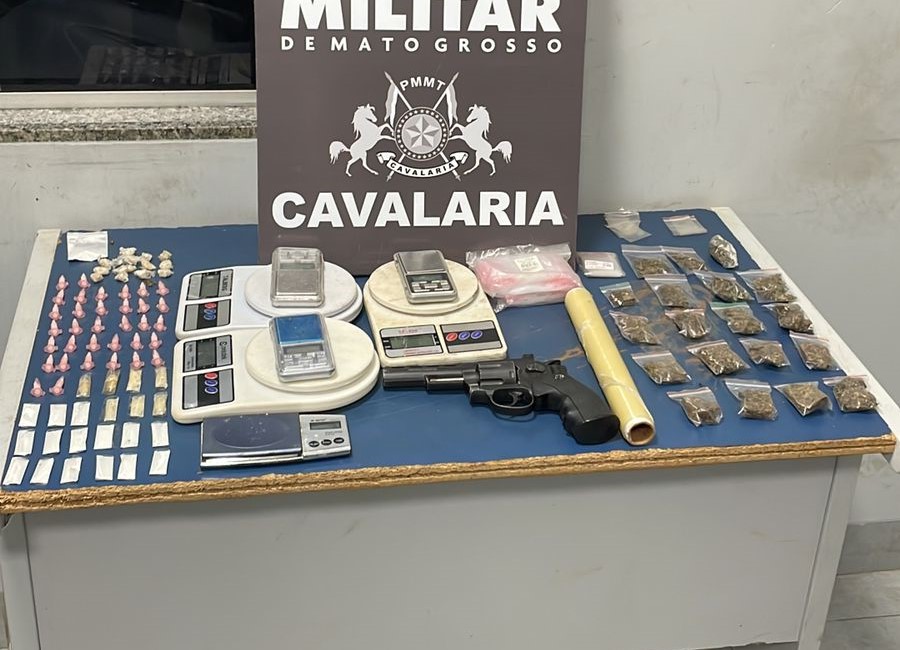 Cavalaria da PM prende dois faccionados e apreende arma de fogo e 89 porções de drogas