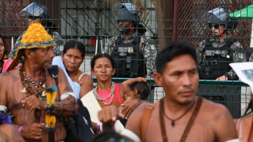 Indígenas protestam na entrada da Zona Azul na COP30