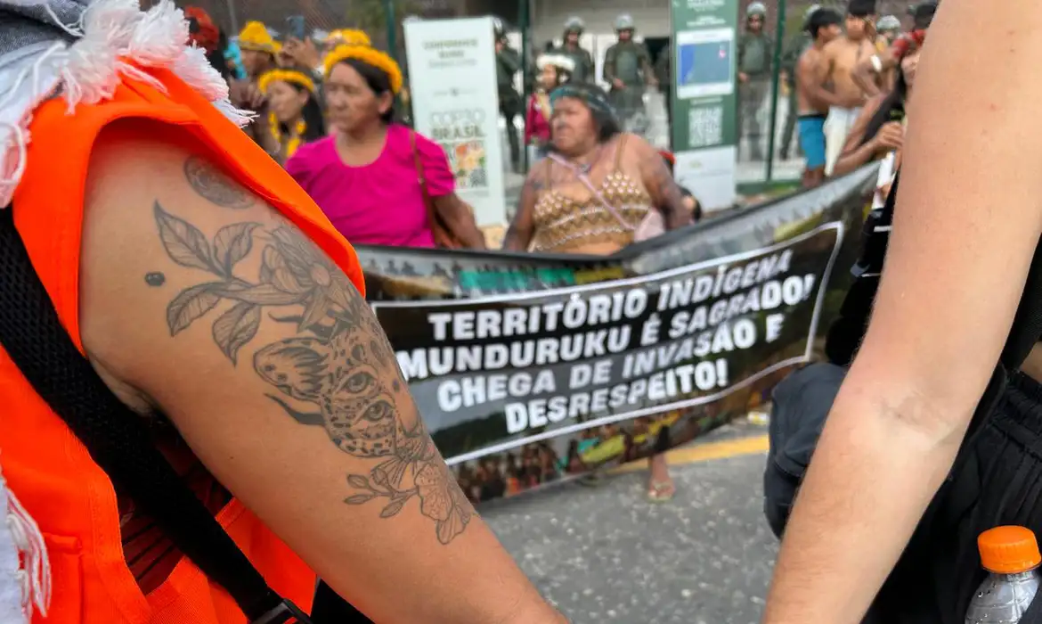 Em protesto pacífico, indígenas Munduruku cobram participação na COP30