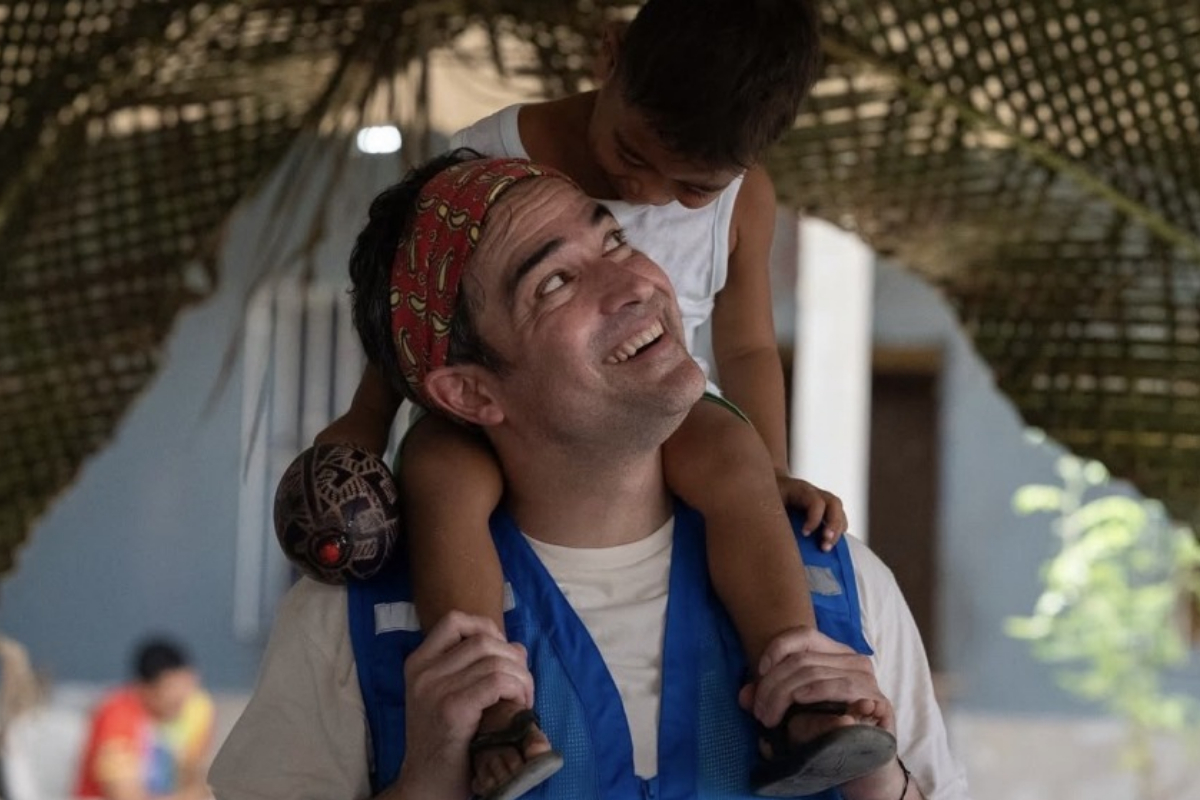 Ex-RBD Alfonso Herrera alerta para queda da ajuda humanitária na COP