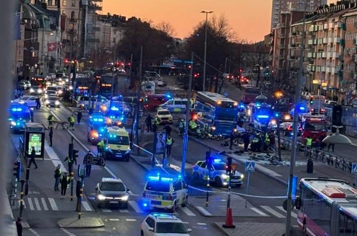 Acidente de ônibus deixa mortos e feridos em Estocolmo