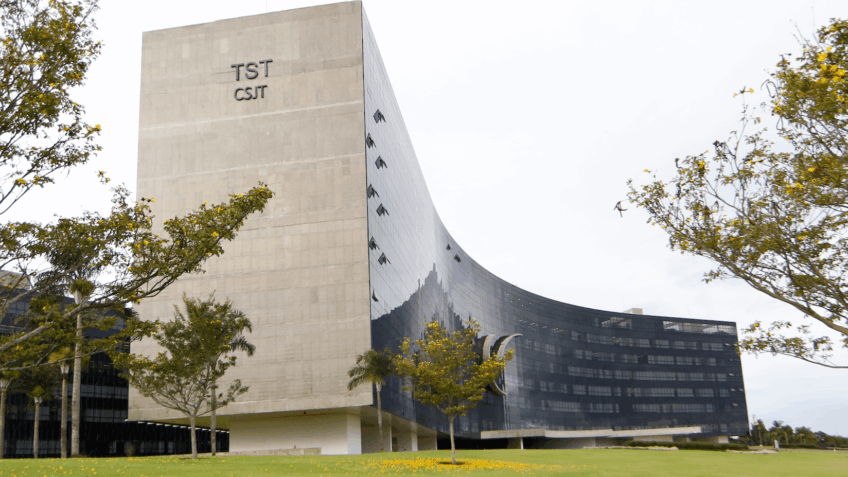 TST condena restaurante por demitir garçonete que pintou cabelo de ruivo