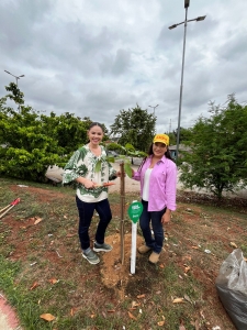 Vereadora Michele Alencar planta Ipê-rosa no bairro Pedregal em ação do projeto Rede Verde