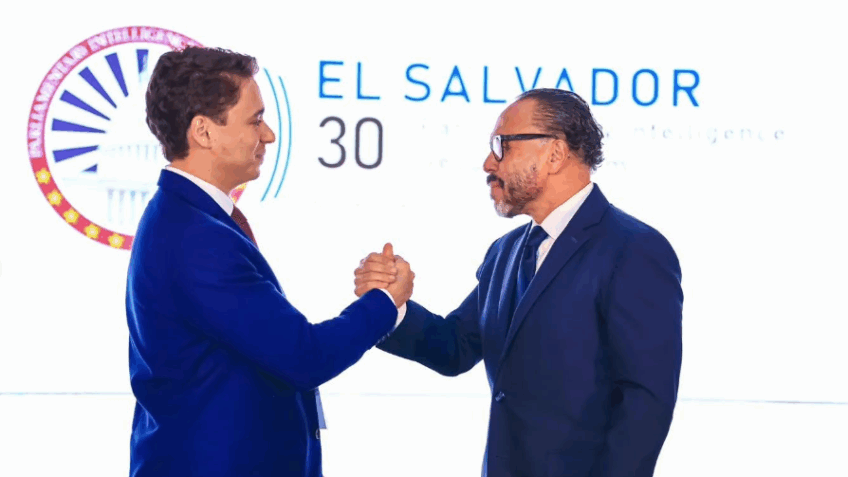 Nikolas Ferreira se encontra com autoridades de El Salvador