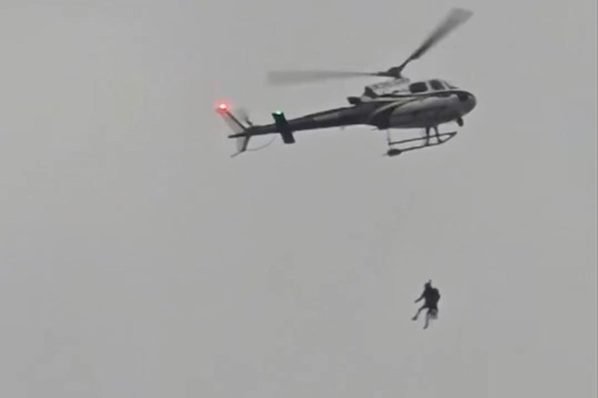 Vídeo: resgate aéreo salva paraquedista após ficar preso em cânion