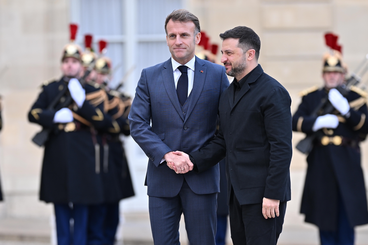 Macron e Zelensky assinam acordo para reforço militar da Ucrânia