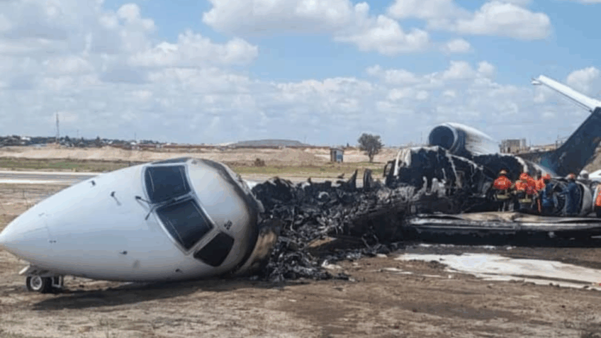 Avião pega fogo ao pousar no Congo; veja os vídeos