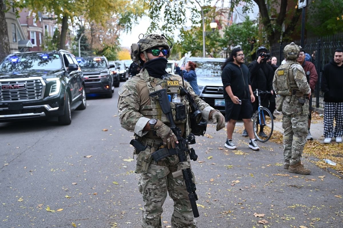 Gestão Trump processa Califórnia por proibir policiais de usar máscara