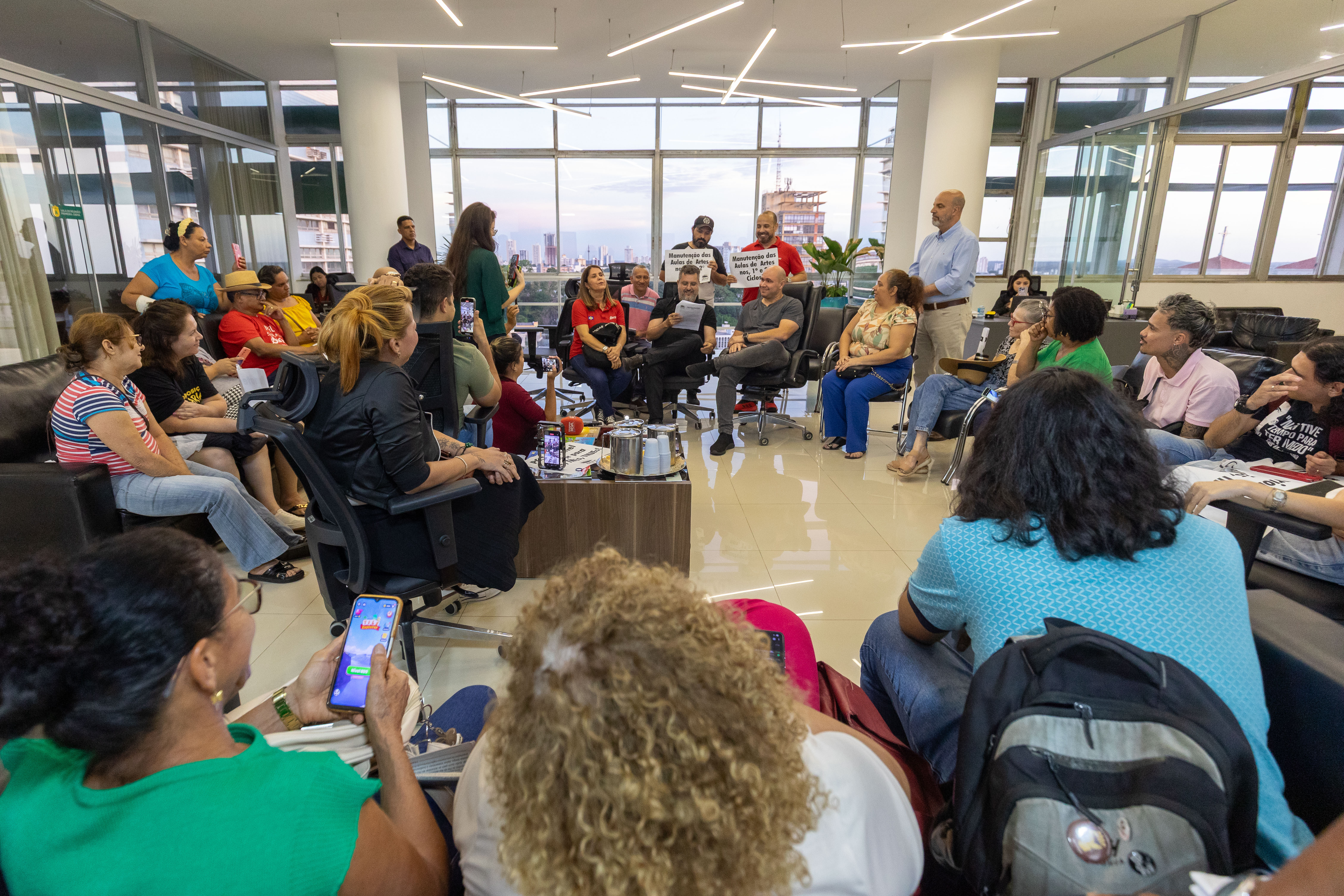 Prefeito recebe CADs e representantes do Sintep para reivindicações