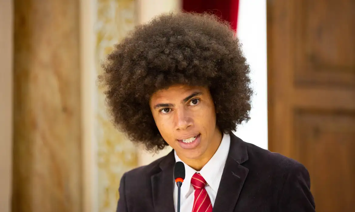 Deputado Renato Freitas diz que briga na rua foi reação a racismo