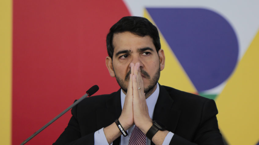 Lula indica Jorge Messias para vaga de Barroso no Supremo