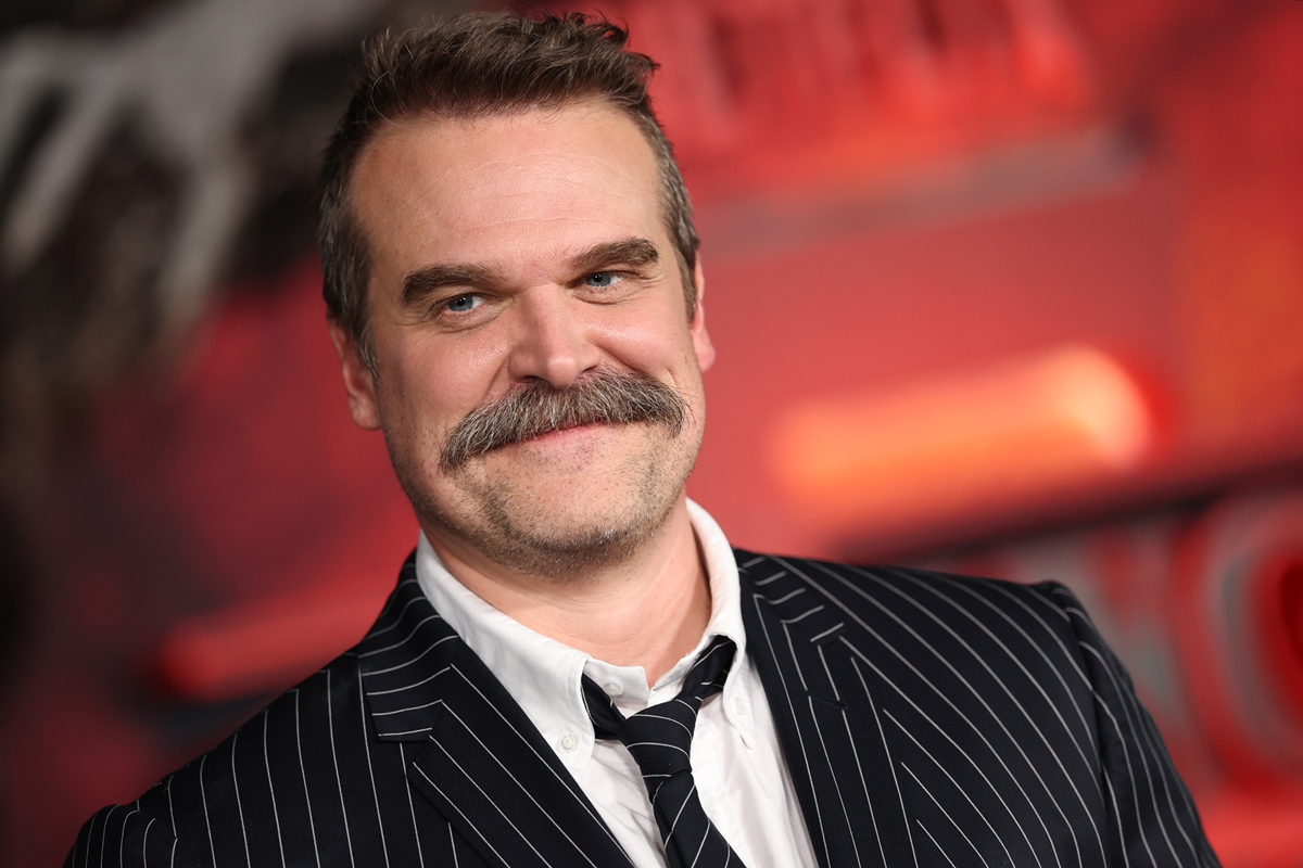 David Harbour fala sobre Stranger Things após denúncia de assédio