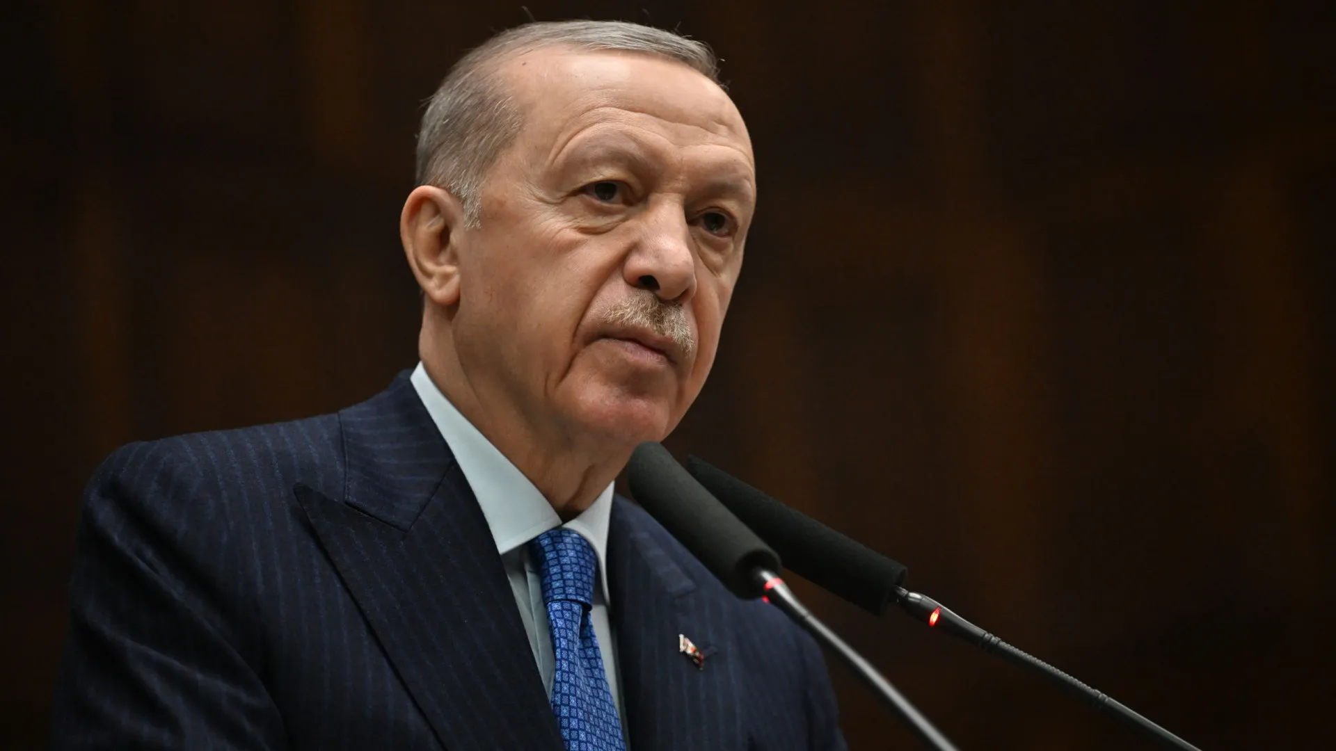 Jornalista turco é condenado a 4 anos de prisão por ameaçar Erdogan