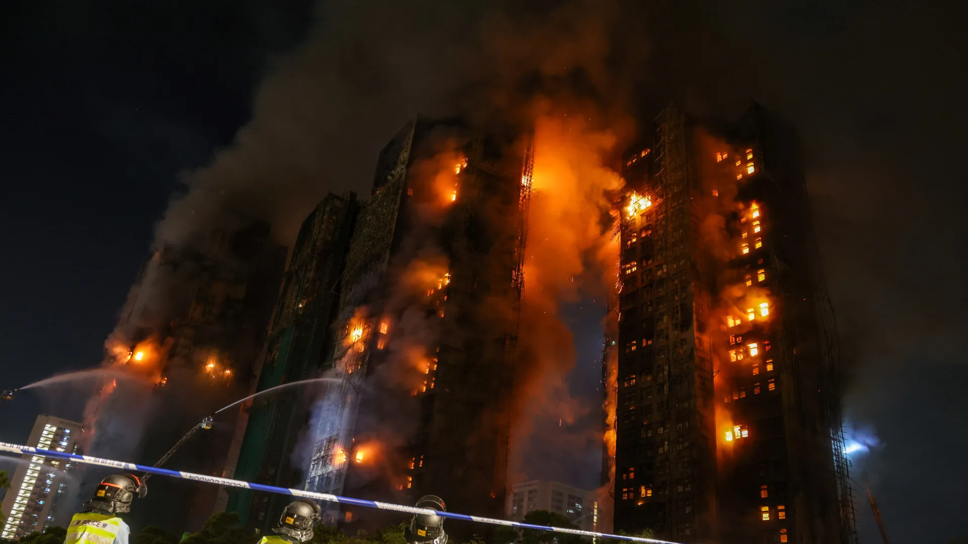 Incêndio em conjunto residencial de Hong Kong mata ao menos 36