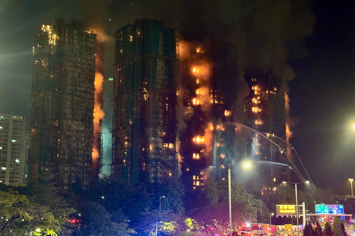 Hong Kong: polícia prende 3 suspeitos por mega incêndio em arranha-céu