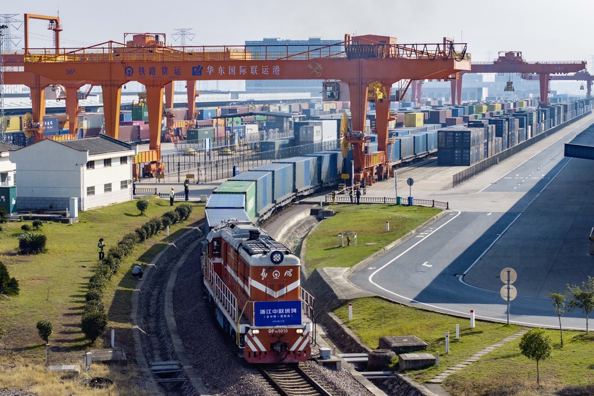 China: 11 trabalhadores morrem atropelados por trem de carga