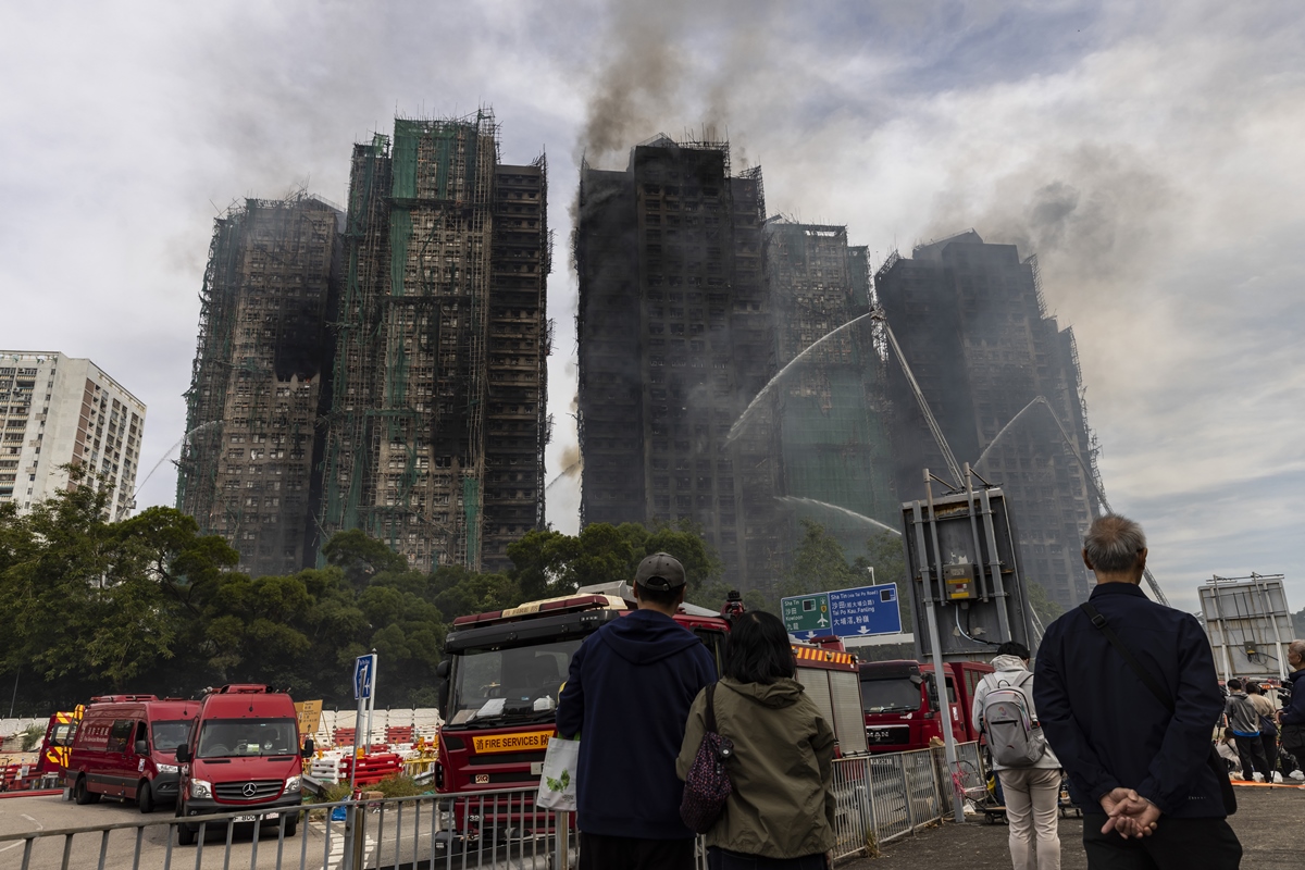 Com ao menos 55 mortos, incêndio em Hong Kong persiste após 24 horas