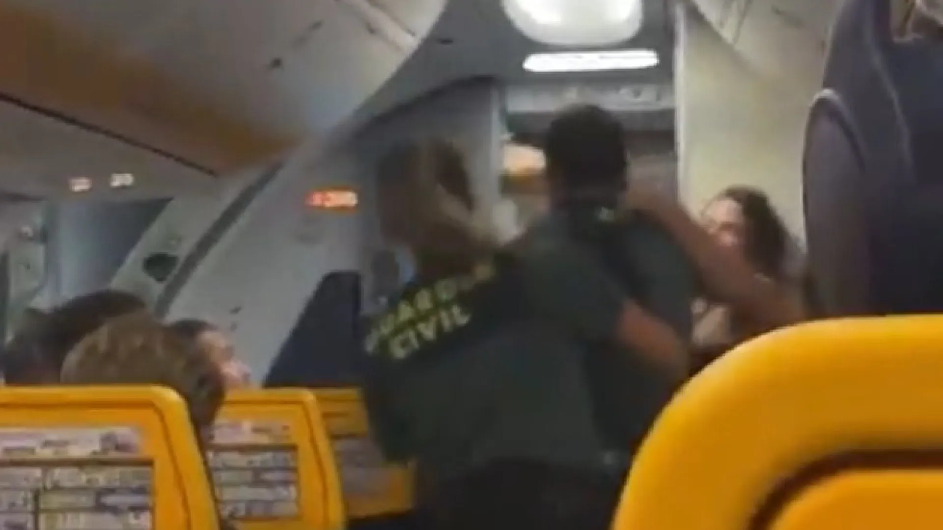 Lutadora de MMA agride agentes da polícial dentro de avião; assista