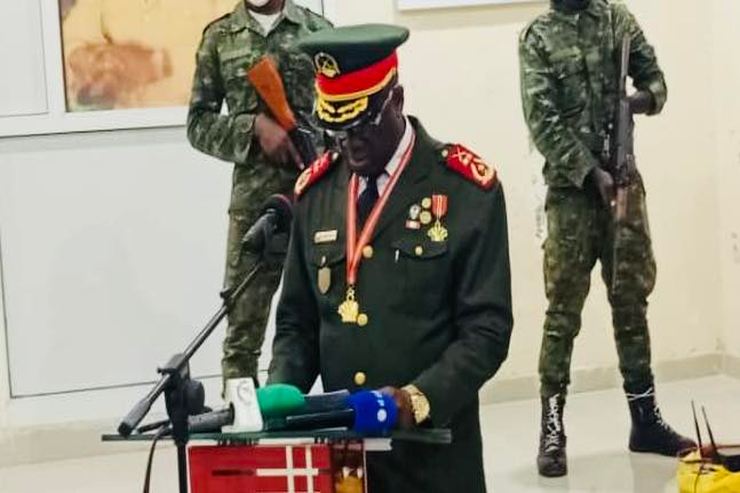 General toma posse como presidente de Guiné-Bissau após golpe militar