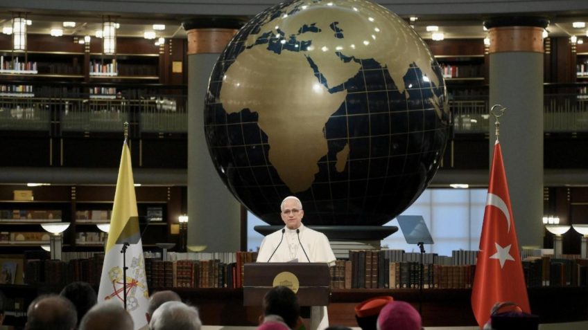 Papa Leão XIV chega à Turquia em 1ª viagem internacional
