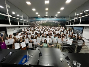 Profissionais da Educação são homenageados em sessão repleta de emoção e reconhecimento