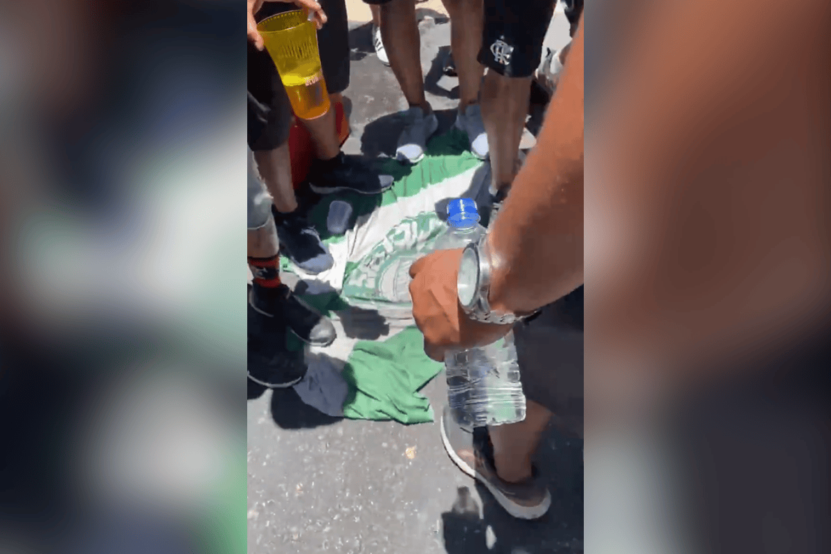 Torcida do Flamengo pisoteia bandeira do Palmeiras em comemoração