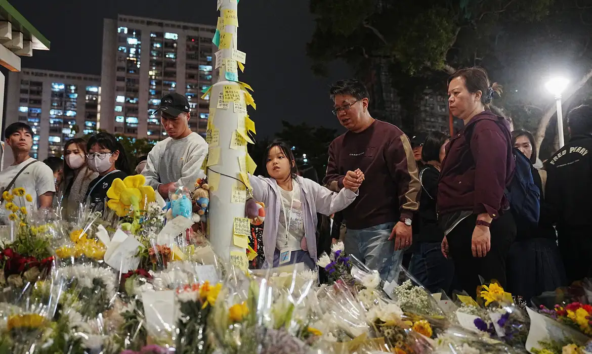Moradores se reúnem em local de incêndio em Hong Kong