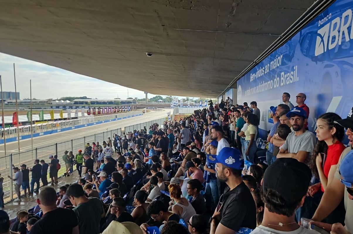 Público vibra com reinauguração do Autódromo Internacional de Brasília
