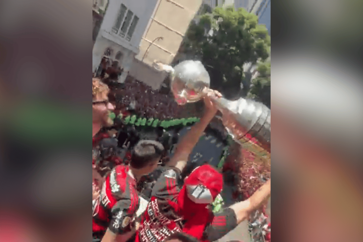 Taça da Libertadores aparece remendada durante comemoração do título