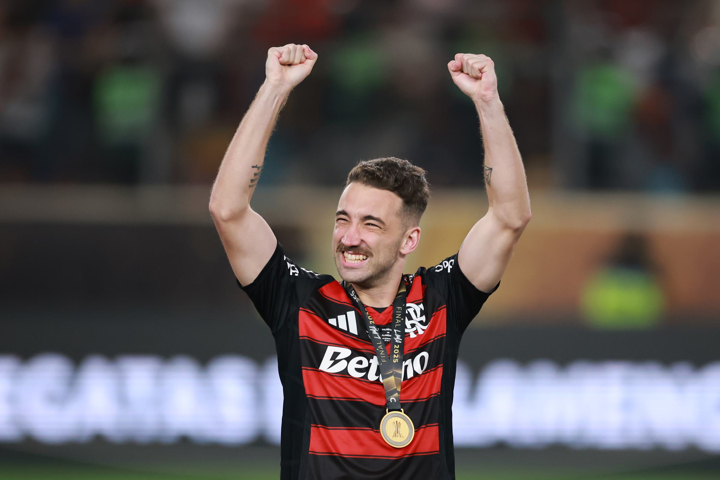 Foto: Léo Ortiz encanta a torcida do Flamengo com mensagem em camisa