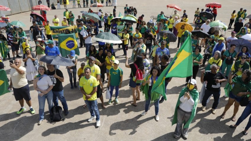 Marcha por liberdade de Bolsonaro reúne cerca de 130 em Brasília