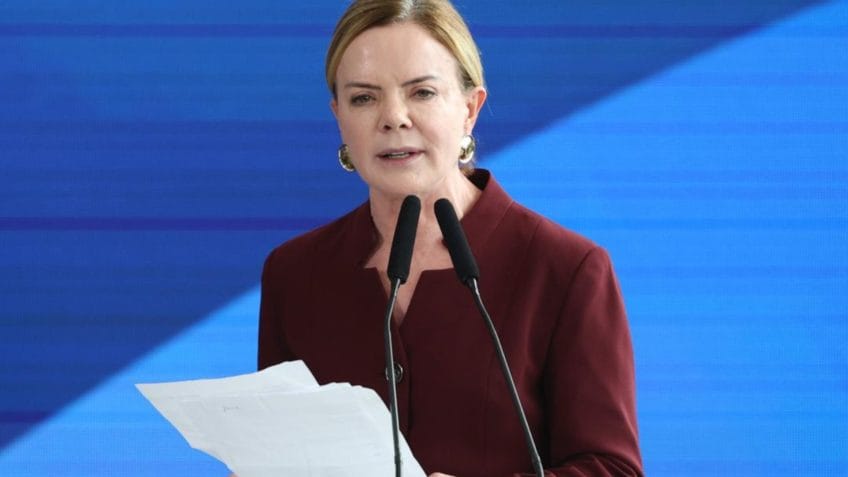 Gleisi diz ter respeito por Alcolumbre após críticas