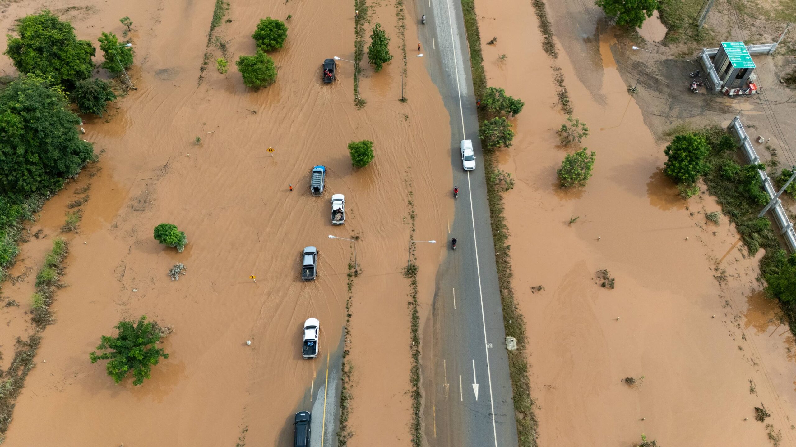 Chega a mais de 900 número de mortes em inundações no sudeste asiático