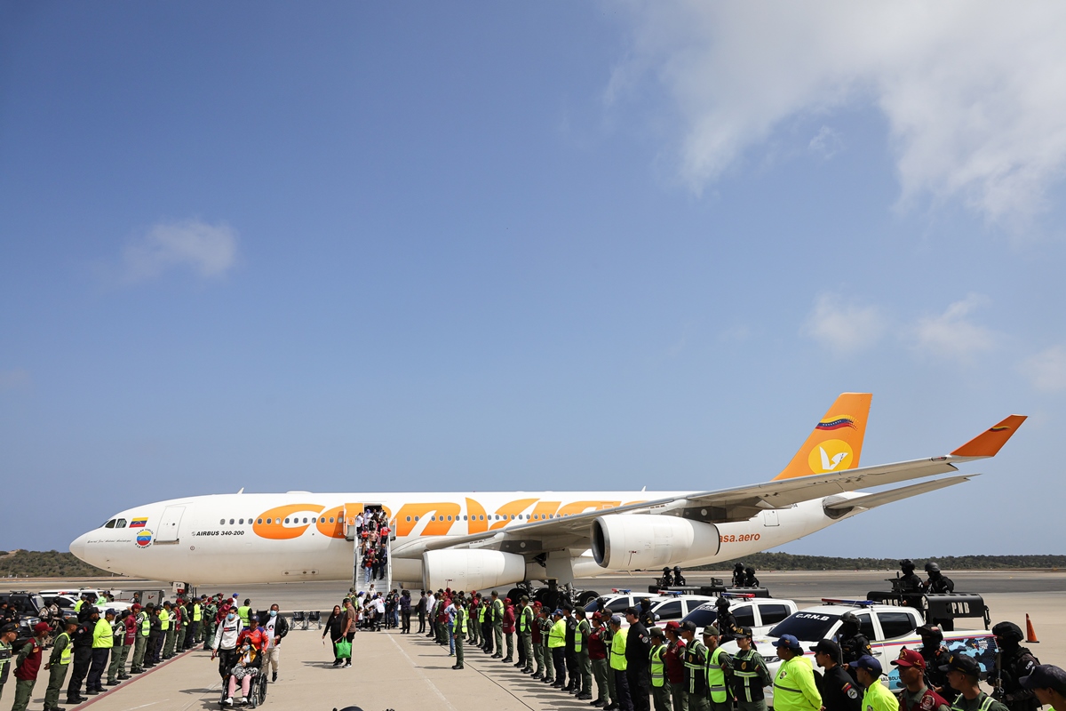 Colômbia desafia EUA e diz que espaço aéreo na Venezuela segue aberto