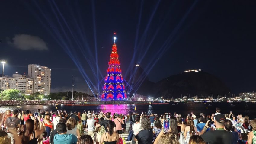 Rio inaugura árvore de Natal flutuante com 2,3 mi de luzes de LED