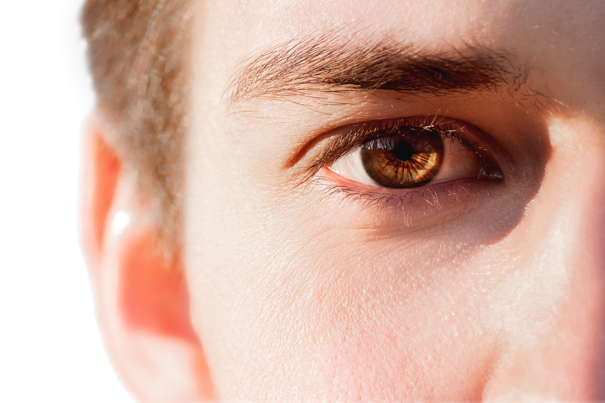 Trend nas redes, raspar os cílios pode causar lesões nos olhos