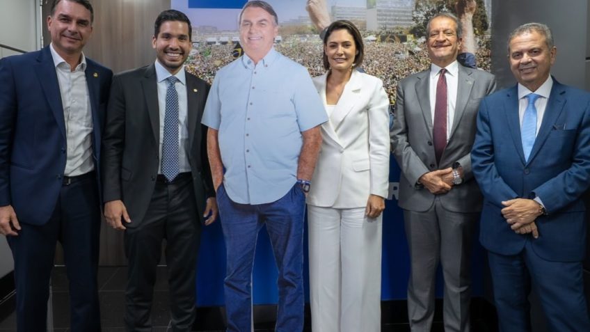 Michelle posa com réplica de Bolsonaro e Fernandes após conflito no PL