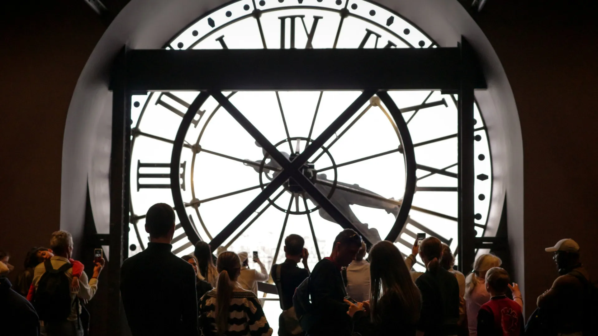 É possível viajar no tempo? Há país que brinca com isso