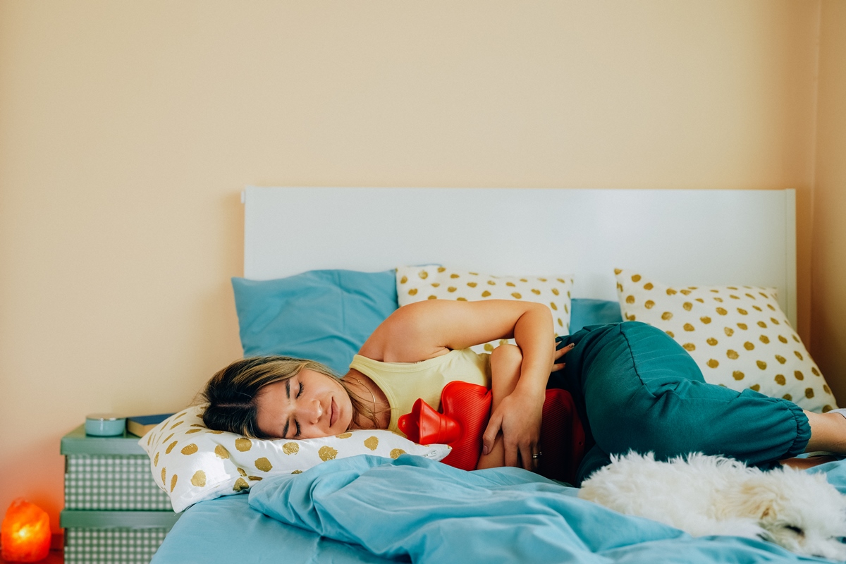 Cólica menstrual intensa na adolescência eleva risco de dor crônica