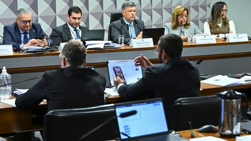 Ao vivo: CPI do INSS vota convocação de Lulinha e Messias