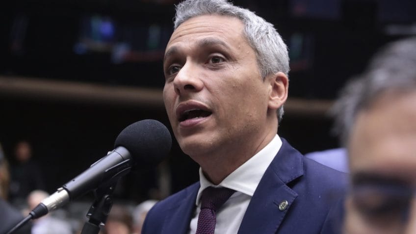 Gayer tem 139 assinaturas por prisão domiciliar humanitária de Bolsonaro