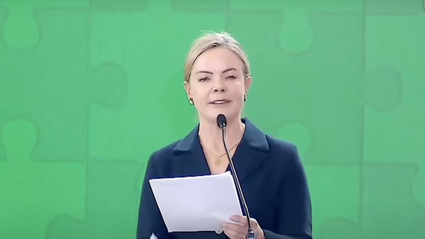 Gleisi diz que tarifaço de Trump foi "traição à pátria"