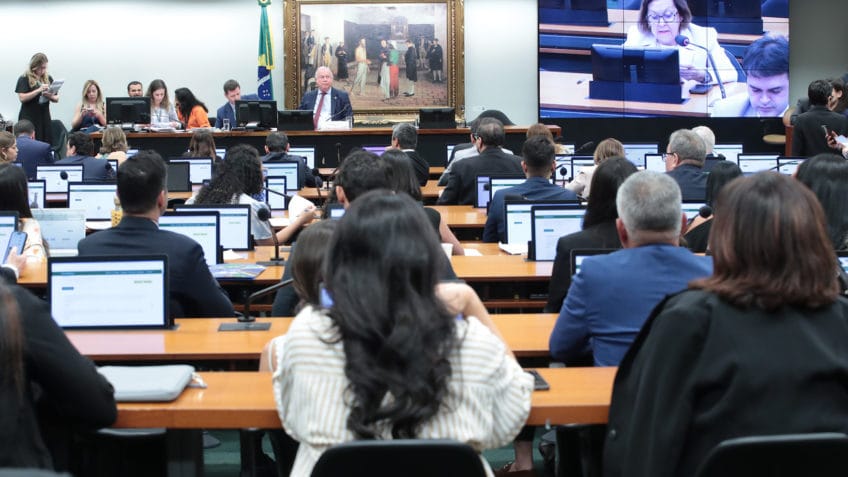 CCJ da Câmara aprova projeto que limita decisões monocráticas do STF