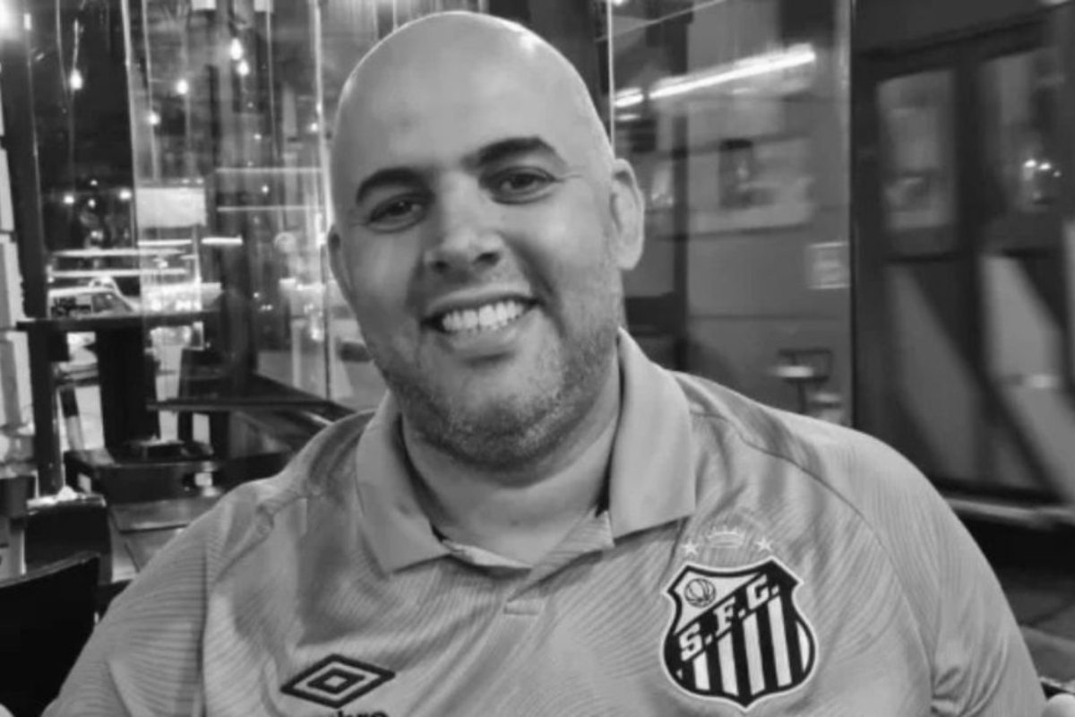 Apresentador de programa de futebol morre após vitória do Santos