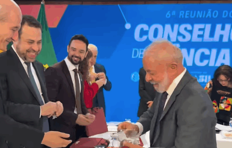 Lula se atrasa para evento e distribui doces para se desculpar